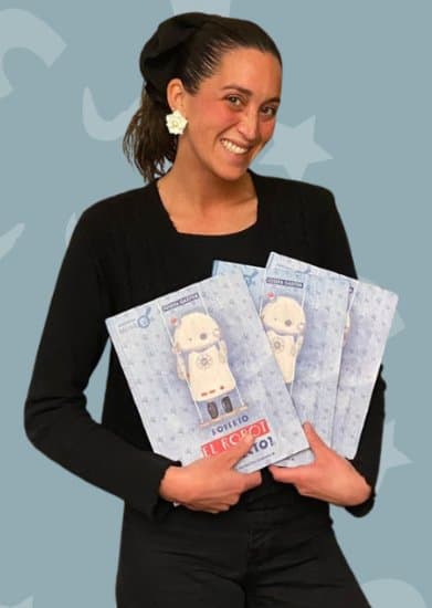 Josefa Gazitúa con sus libros